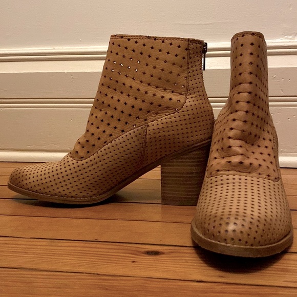 Perforated tan leather ankle boots wood heel - Picture 1 of 8